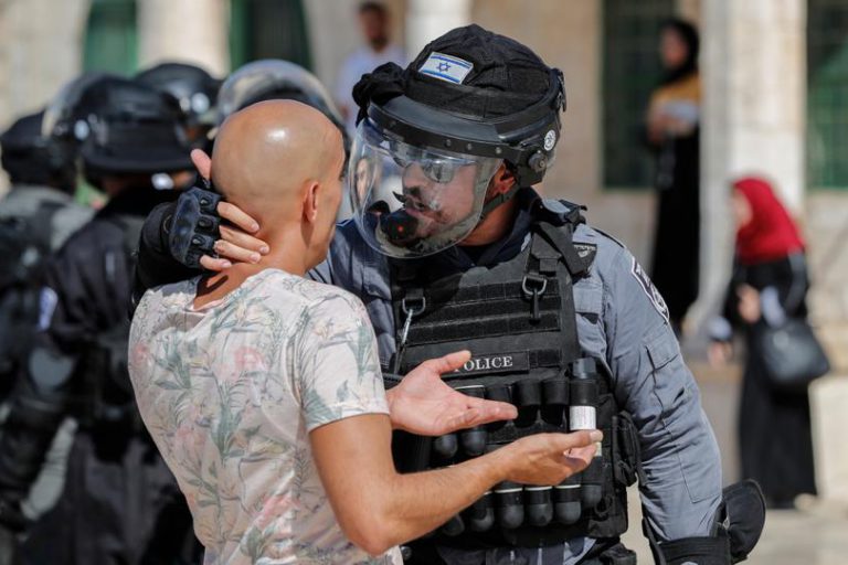 އިޒްރާއީލު ސިފައިންގެ މީހަކު ފަލަސްތީނު ރައްޔިތަކަށް އަނިޔާ ކުރަނީ