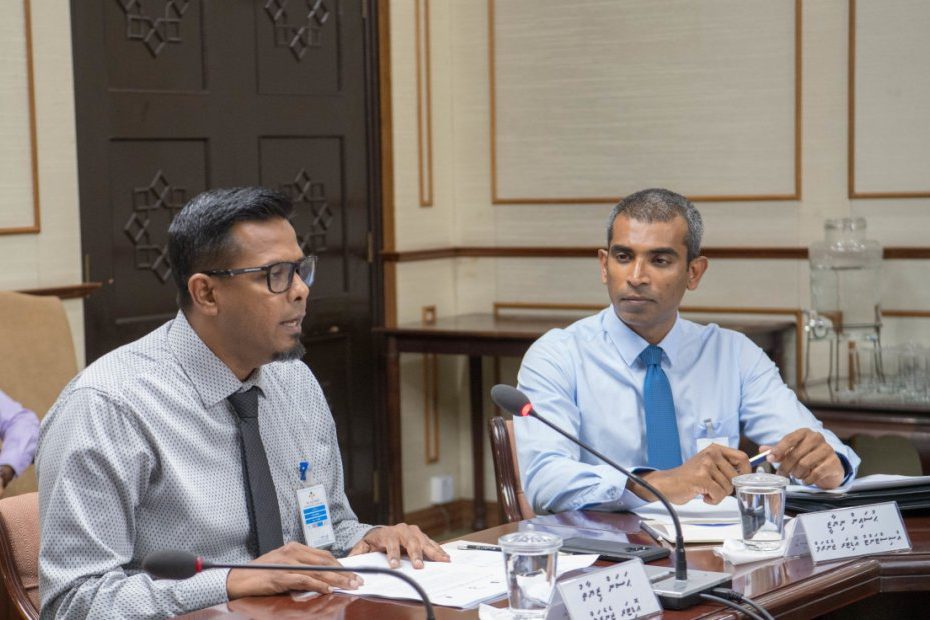 030 niyaazee ހުސައިން ނިޔާޒީ އަދި ކުރީގެ އޮޑިޓާ ޖެނެރަލް ހަސަން ޒިޔަތު