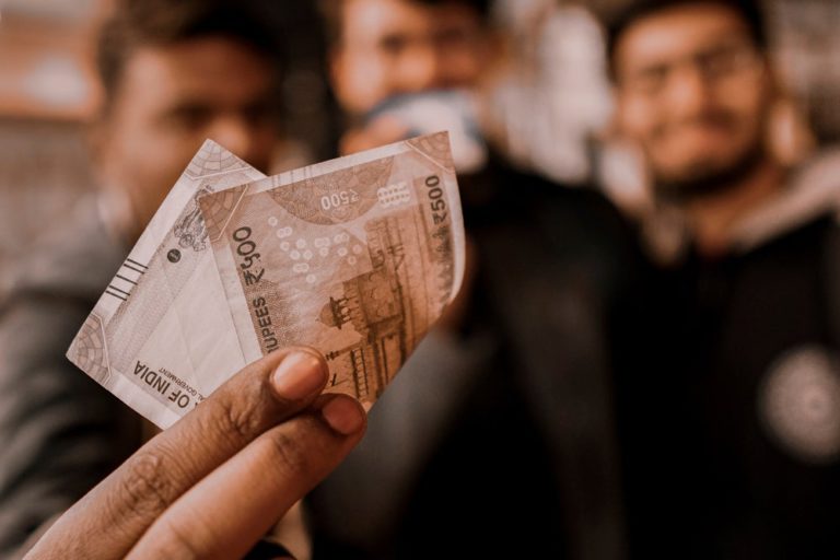 ކޮވިޑްގެ ސަބަބުން އިންޑިއާގެ އިގްތިސޯދަށް ދަނީ ނޭދެވޭ އަސަރުތަކެއް ކުރަމުން