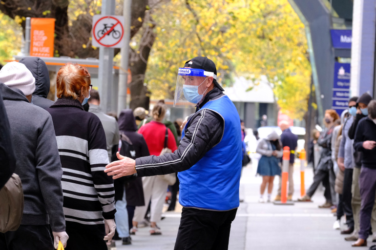 People line up to get tested for the coronavirus disease in Melbourne އޮސްޓްރޭލިއާގައި ކޮވިޑުގެ އާ ރާޅެއް ނަގައިފާނެ ކަމުގެ ބިރު