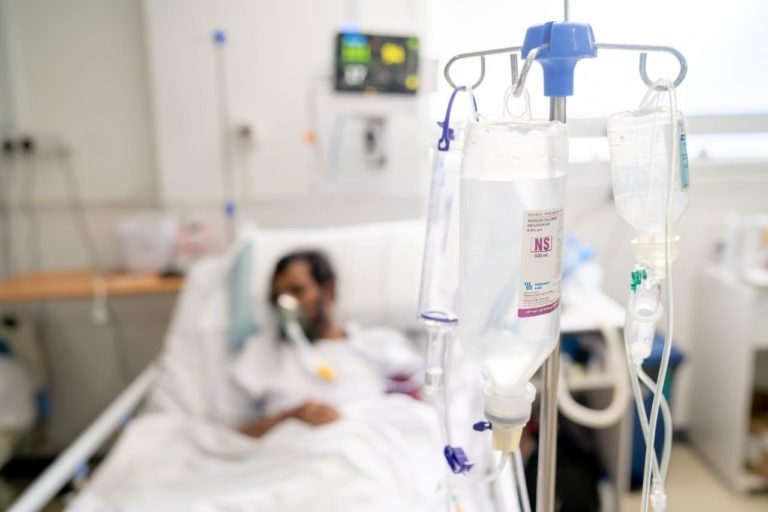 ކޮވިޑު ޖެހިގެން ހޮސްޕިޓަލުގައި ފަރުވާދެމުންދިޔަ މީހެއް