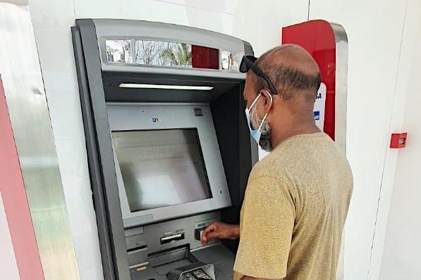 1624970677.16249706775612 އޭޓީއެމުންމީހަކު ފައިސާ ނަގަނީ