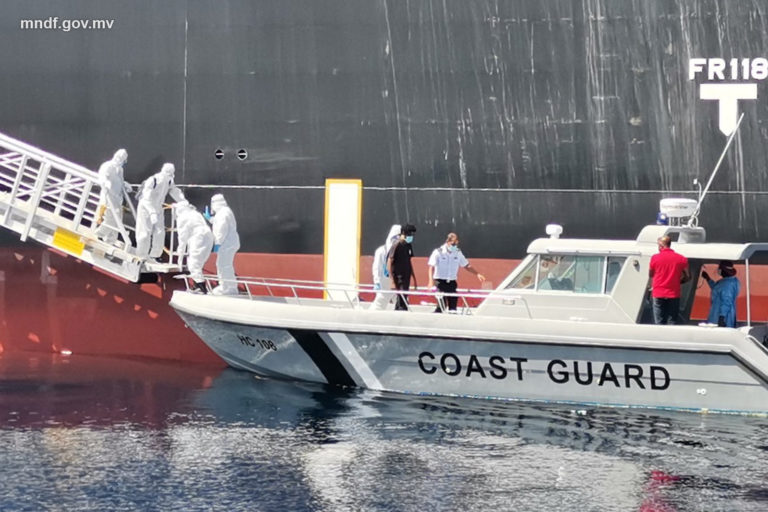 ކޯސްޓްގާރޑުން ބަލި މީހަކަށް އެހީތެރިކަން ފޯރުކޯށްދެނީ