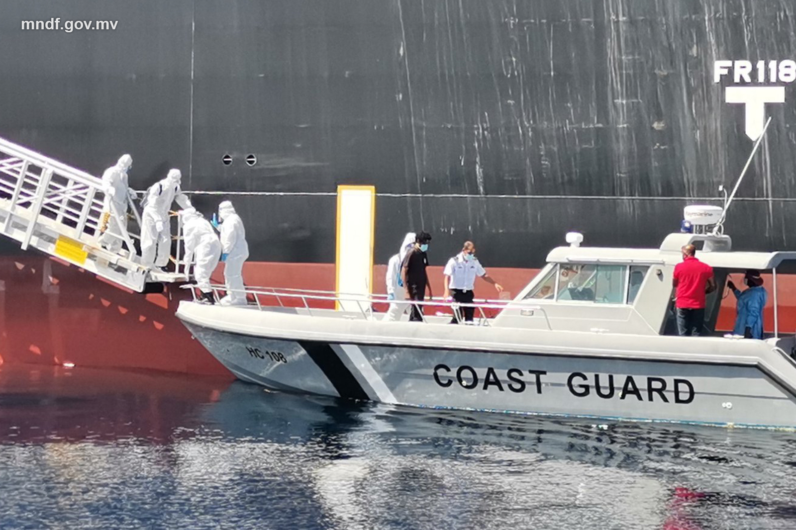 ކޯސްޓްގާރޑުން ބަލި މީހަކަށް އެހީތެރިކަން ފޯރުކޯށްދެނީ