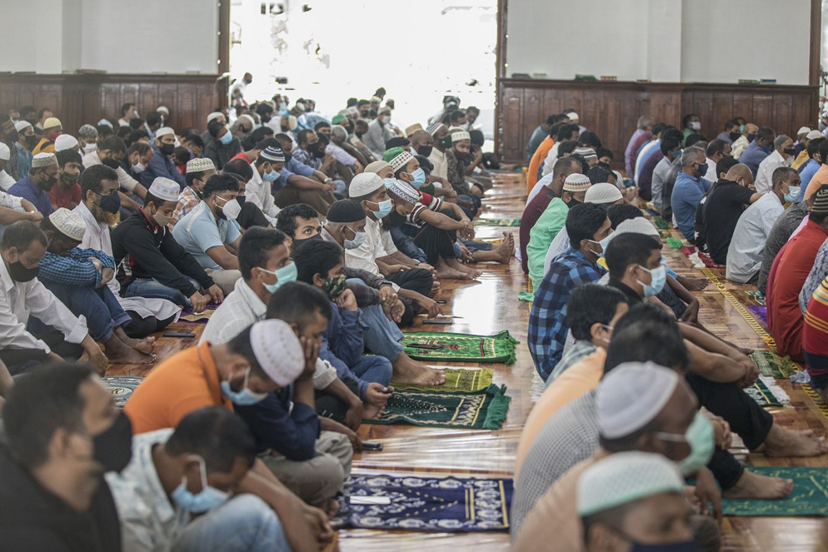 bPlj8ZwwVRGh7eXHuSJP އިސްލާމީ މަރުކަޒުގައި ޖަމާއަތުގައި ނަމާދު ކުރަނީ