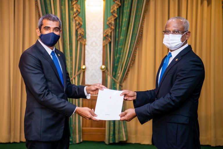 033 auditor އޮޑިޓާ ޖެނެރަލް ހުސައިން ނިޔާޒީ މަގާމުގެ ފަތްކޮޅާއި ހަވާލުވަނީ