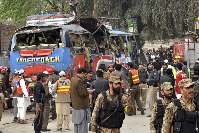 Pakistan ޕާކިސްތާނުގައި ބަހަކަށް އަމާޒުކޮށް ބޮމުގެ ހަމަލާއެއް ވަނީ ދީފައި