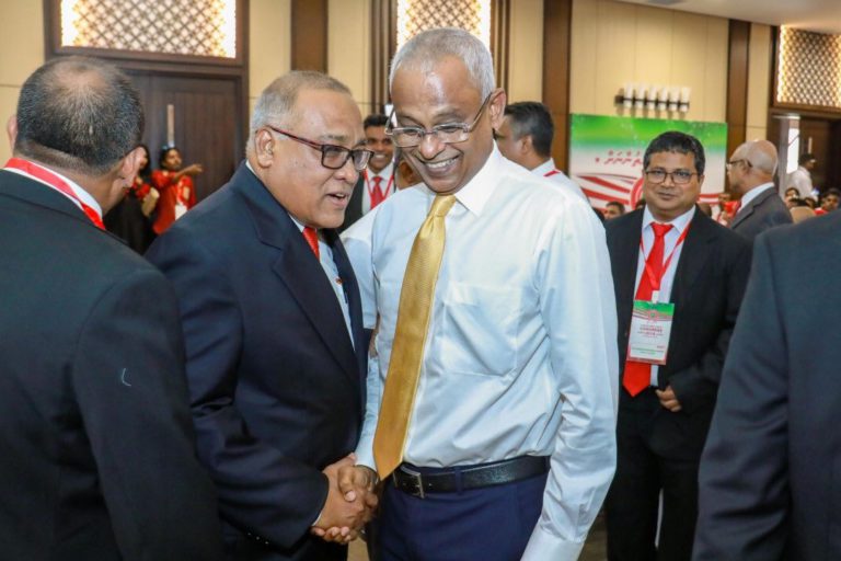041 kamaludin އަބްދުﷲ ކަމާލުއްދީން ރައީސް ސޯލިހުގެ އަރިހުގައި
