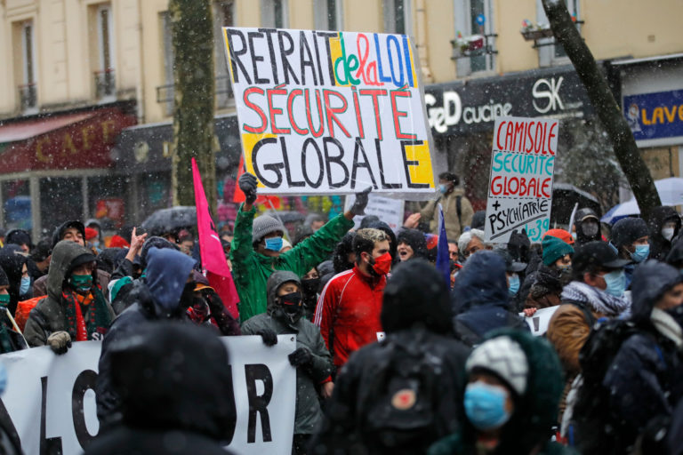 France Protests ކޮވިޑް އުސޫލުތަކާއި ދެކޮޅަށް ފްރާންސްގައި މުޒާހަރާ ކުރަނީ