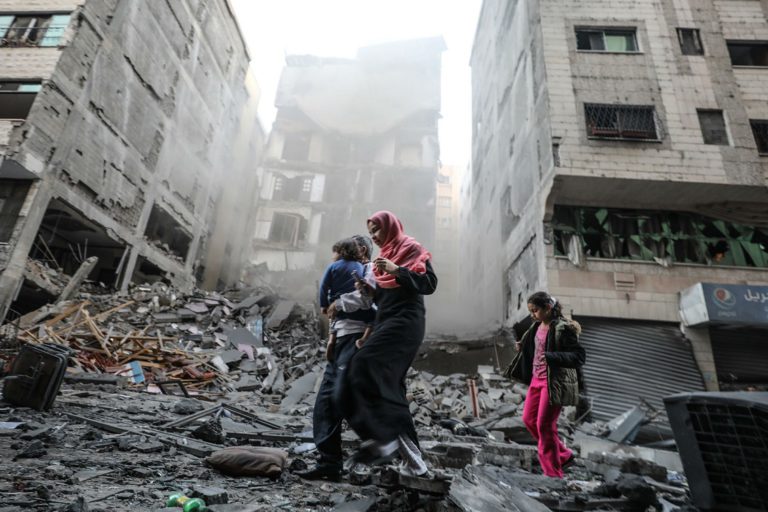 066 gazaaa އިޒްރާއީލުން ގާޒާއަށް ދިން ހަމަލާއެއްގައި ގެތައް ބިމާ ހަމަވެފައި