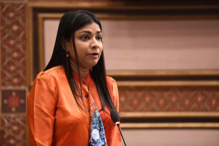 BVDkgmhXgOvgojUYTB2UXJQXgLC82yjBLx9Gt8dE މީދޫ ދާއިރާގެ މެމްބަރު ރޮޒައިނާ އާދަމް