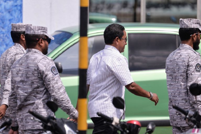 001 yameen ކުރީގެ ރައީސް އަބްދުﷲ ޔާމީން ކޯޓަށް ހާޒިރު ކުރަނީ