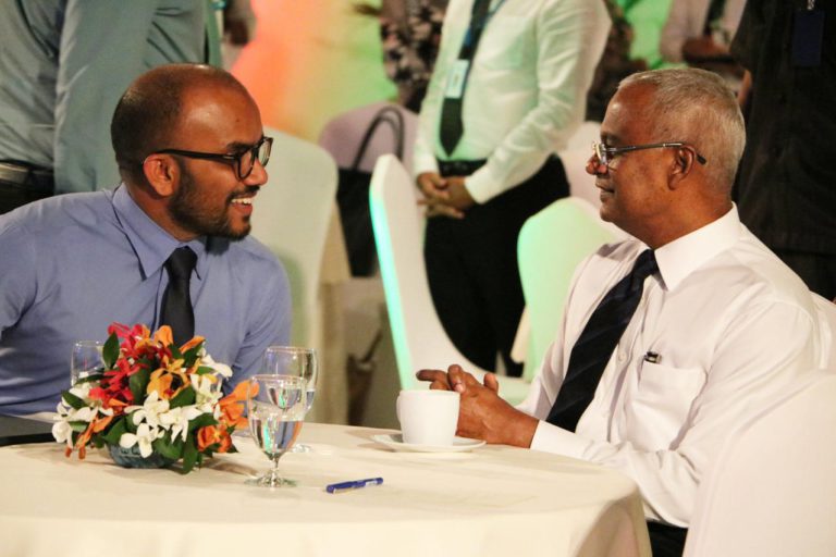 002 ameer ރައީސް ސޯލިހުގެ އަރިހުގައި ފިނޭންސް މިނިސްޓަރު އަމީރު