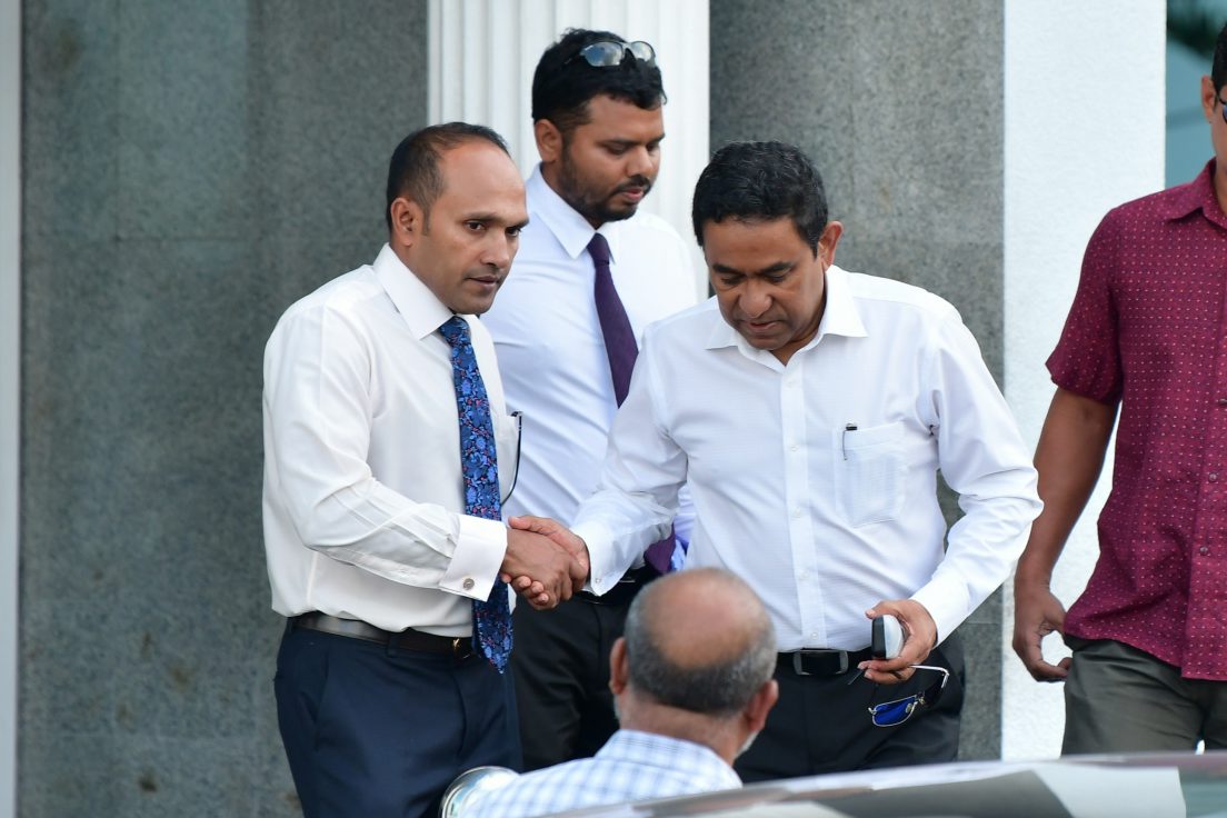 009 yameen ކުރީގެ ރައީސް އަބްދުﷲ ޔާމީން އެމަނިކުފާނުގެ ވަކީލު ޑރ. މުަހައްމަދު ޖަމީލާއިއެކު | ފޮޓޯ: މިހާރު