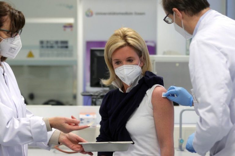 ޖަރުމަނުގައި ކޮވިޑު ވެކްސިންގެ ތިންވަނަ ޑޯޒެއް ޖަހަނީ