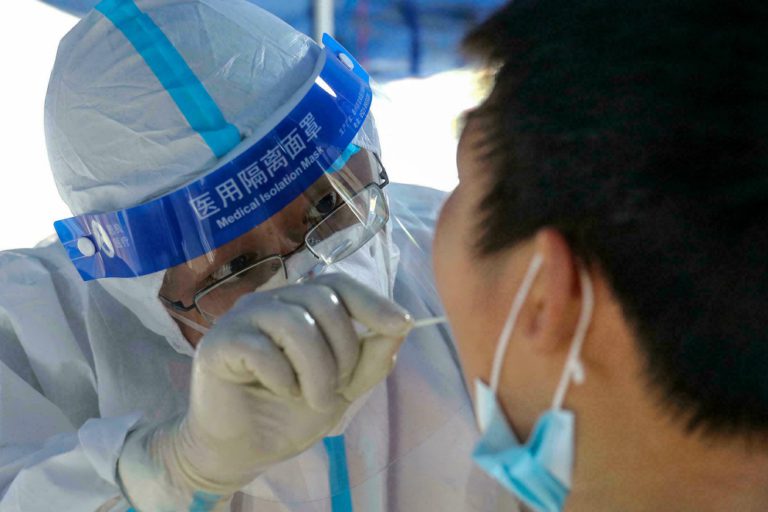 ޗައިނާގައި ކޮވިޑް ކޭސްތައް ފެނި މުޅި ގައުމު އެލާޓަށް ގެނަސްފި