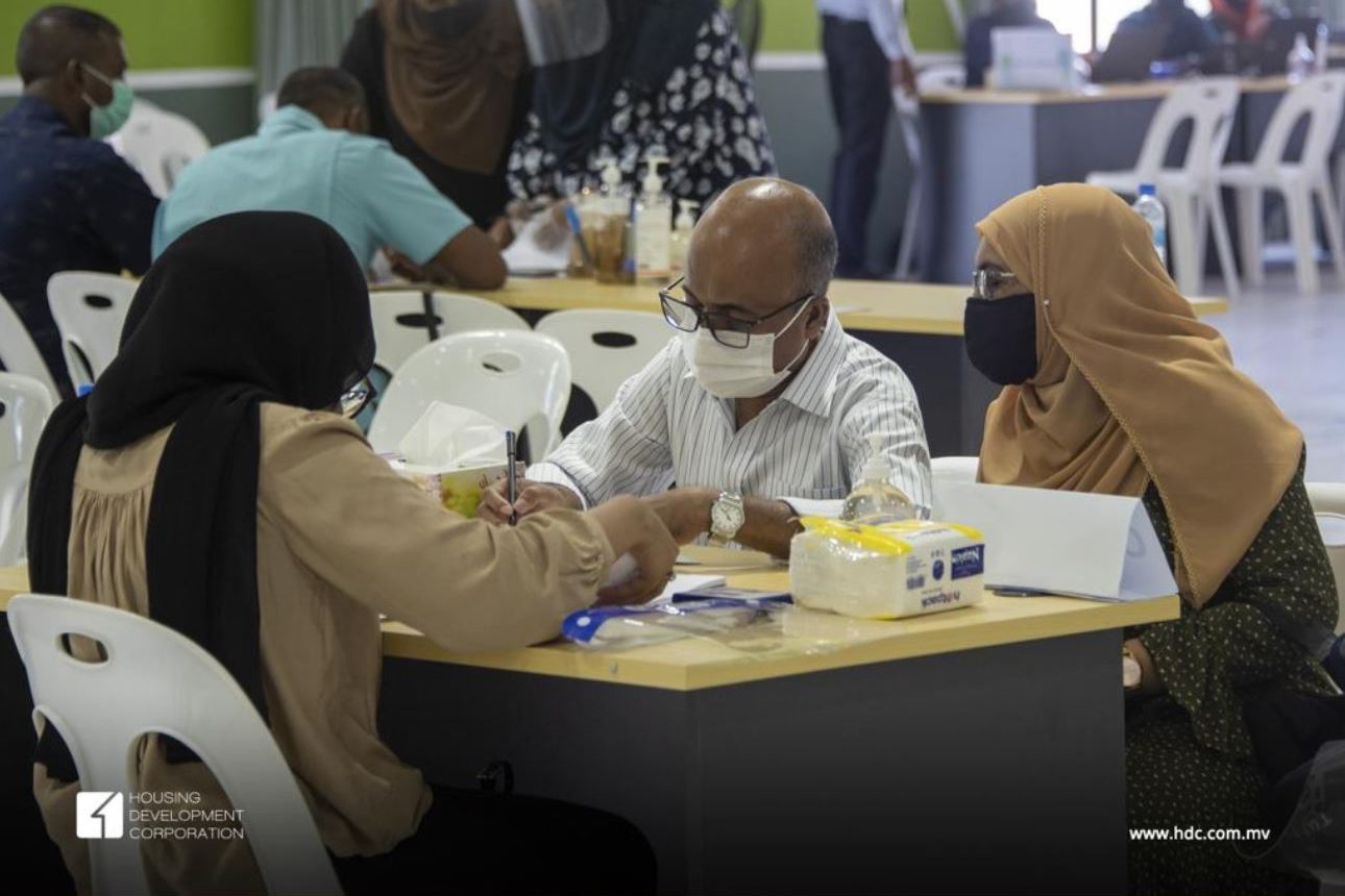 042 hiyaa ހިޔާ ފްލެޓުވެރިން އެއްބަސްވުމުގައި ސޮއިކުރަނީ