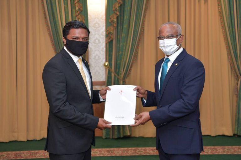 064 anas އަނަސްއާ މަގާމުގެ ފަތްކޮޅު ހަވާލުކުރައްވަނީ