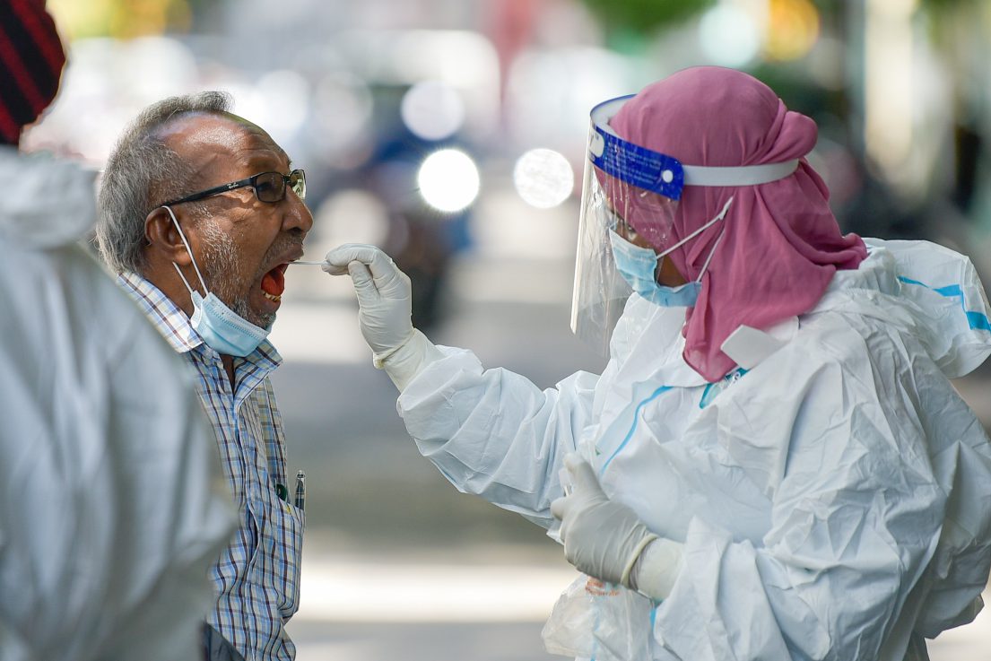 067 covid މާލޭގައި މީހަކު ކޮވިޑަށް ޓެސްޓު ކުރަނީ | ފޮޓޯ: މިހާރު