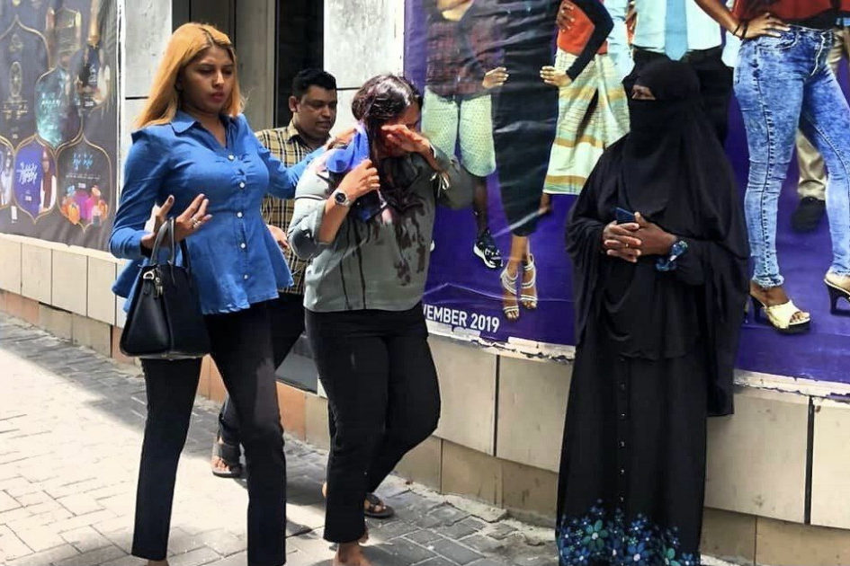 މީކާއީލްގެ މަންމައަށް އަނިޔާވެގެން ގެންދަނީ | ފޮޓޯ: ސޯޝަލް މީޑިއާ