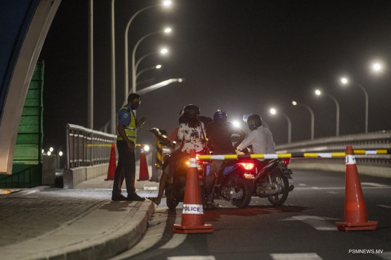 ސިނަމާލެ ބްރިޖުގެ ސަލާމަތީ ކަންކަން ބަލަހައްޓަން ފުލުހުން ހަރަކާތްތެރިވަނީ | ފޮޓޯ: ޕީއެސްއެމް