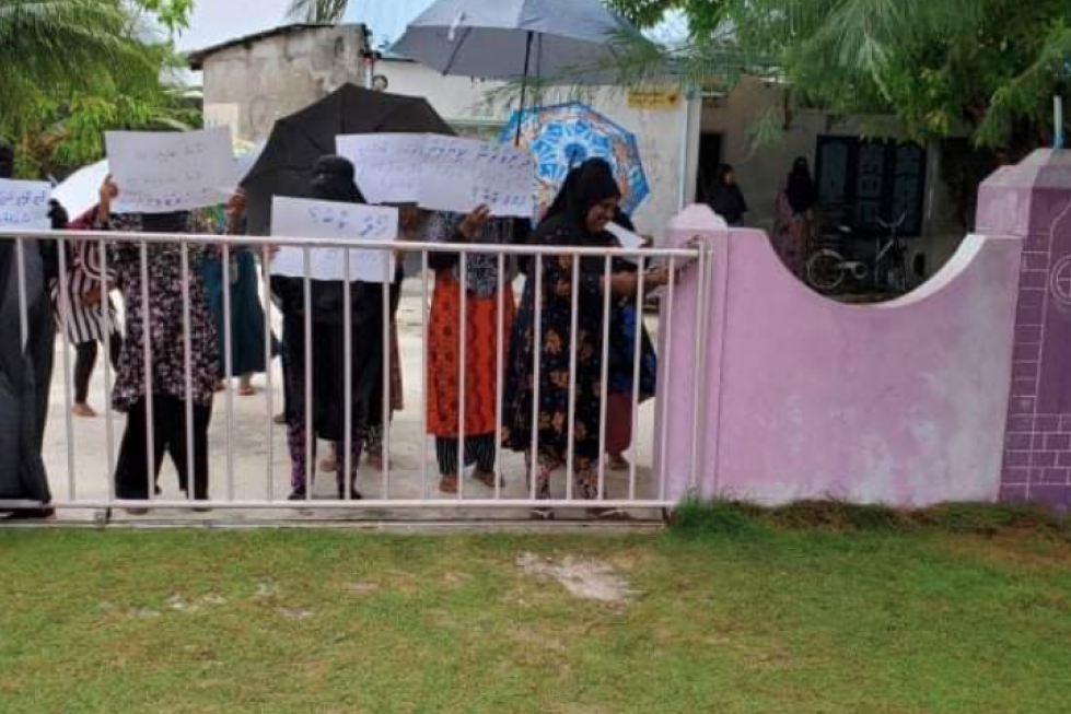 ތ. ހިރިލަންދޫ ސްކޫލުގެ ބެލެނިވެރިން ނިކުމެ އެރަށު ސްކޫލުގައި ތަޅު އަޅުވަނީ