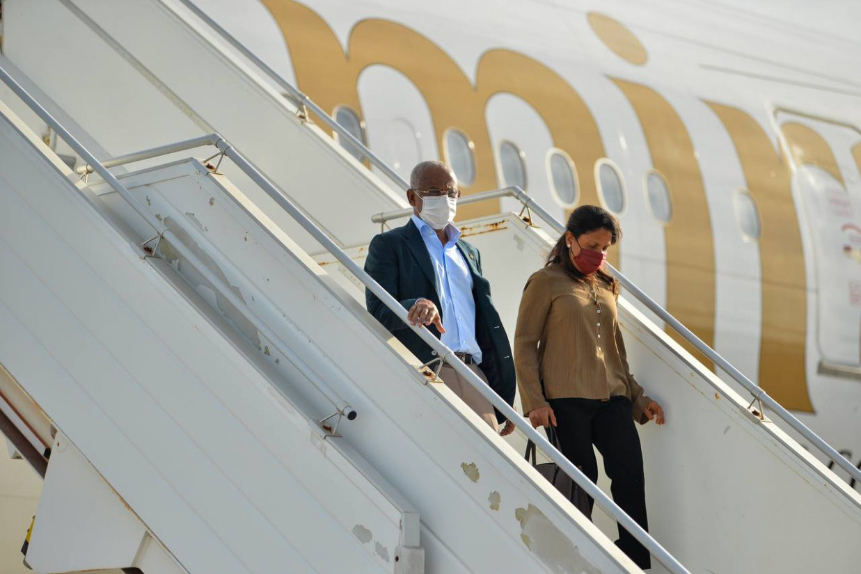 074 raees ރައީސް ސޯލިހާއި އަނބިކަނބަލުން ރާއްޖެ ވަޑައިގަންނަވަނީ