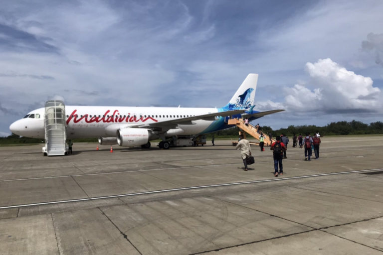 ފުރުމަށްޓަކައި ބަޔަކު އެއަރޕޯޓްގައި (ފޮޓޯ: ސަން.އެމްވީ)