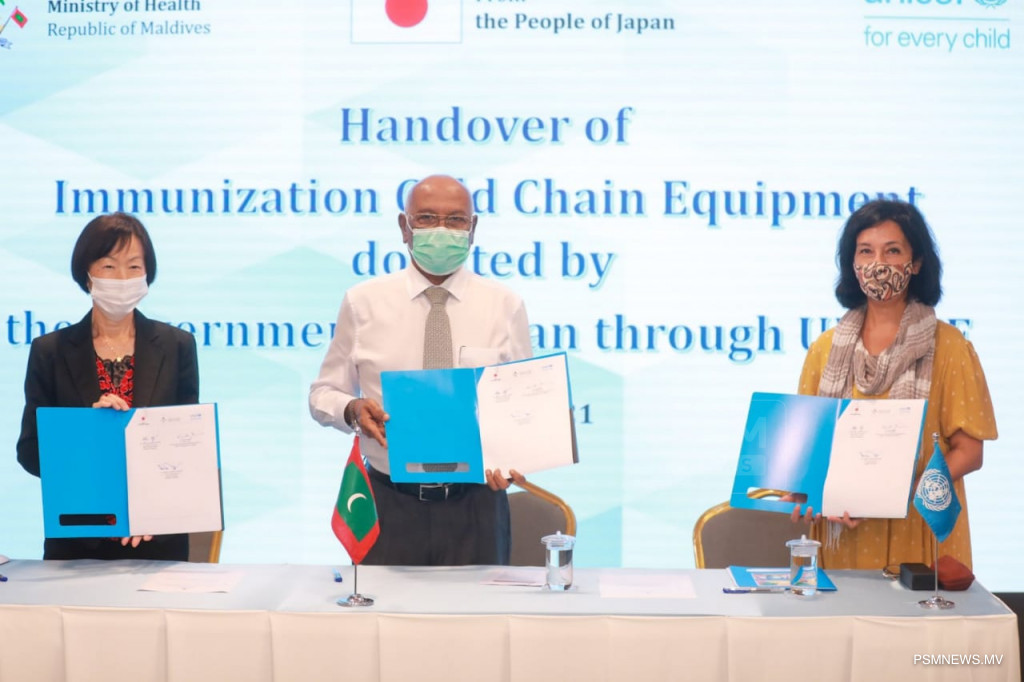 ޖަޕާނުން ރާއްޖެއަށް ތަކެތި ހަދިޔާ ކުރުން ފޮޓޯ(ޕީއެސްއެމް)