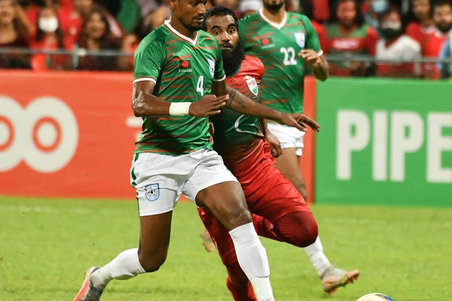 247184741_1286402981827342_3297803964182403662_n ސާފްޗެމްޕިއަންޝިޕް ފުޓްބޯޅަ މުބާރާތުގައި ރާއްޖެ އާއި ބަންގަލދެޝް ބައްދަލު ކުރި މެޗްގެ ތެރެއިން(ފައިލް ފޮޓޯ)