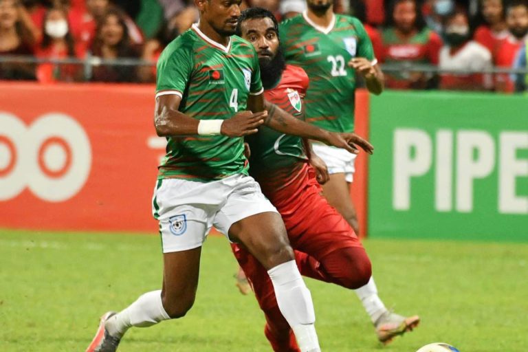 247184741_1286402981827342_3297803964182403662_n ސާފްޗެމްޕިއަންޝިޕް ފުޓްބޯޅަ މުބާރާތުގައި ރާއްޖެ އާއި ބަންގަލދެޝް ބައްދަލު ކުރި މެޗްގެ ތެރެއިން(ފައިލް ފޮޓޯ)