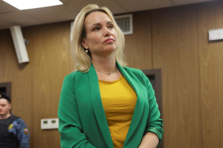 Former Russian state TV employee Marina Ovsyannikova attends a court hearing in Moscow ރަޝިއާގެ ނޫސްވެރިޔާ މެރީނާ އޮވްސިއަނިކޯވާ