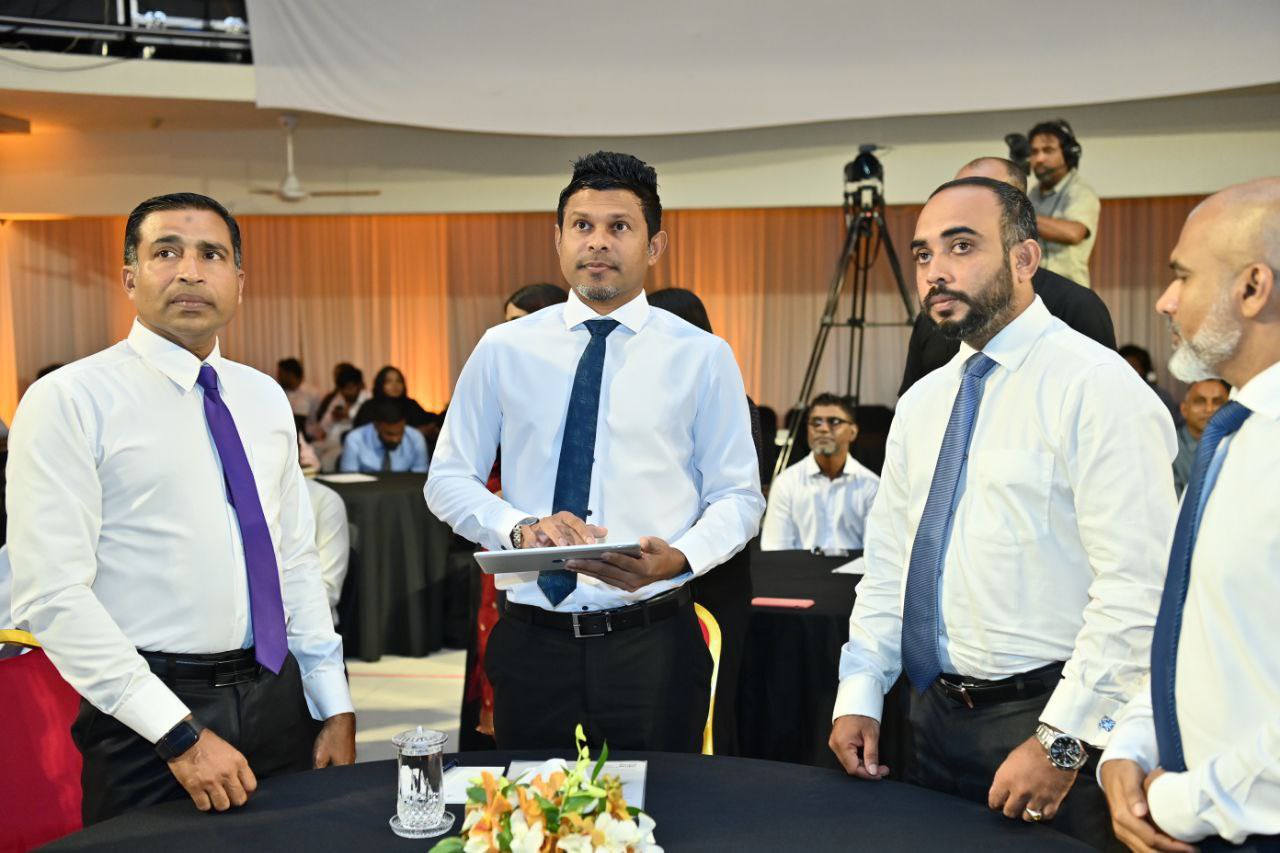 F_zDATdaAAAuaj6 މޯލްޑިވްސް މީޑިއާ ކައުންސިލްއިން ބޭއްވި ނޫސްވެރިކަުމުގެ އިނާމު ދިނުމުގެ ޖަލްސާގެ ތެރެއިން