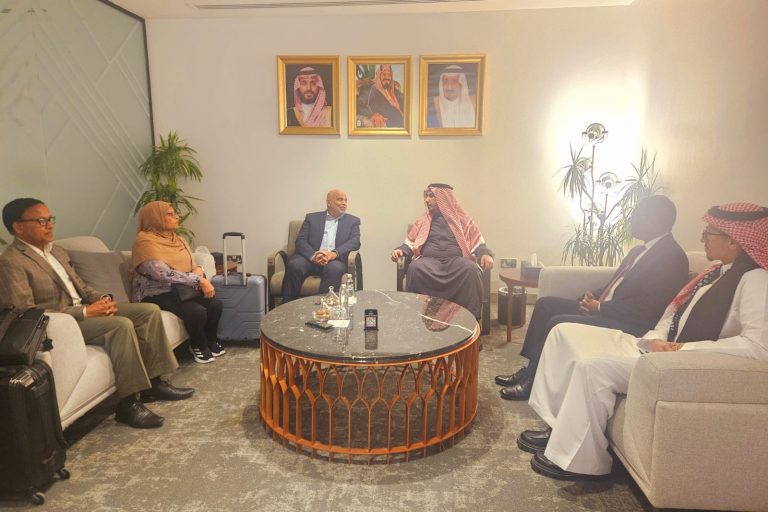 GiUQF7laoAALLu2-1-768x512