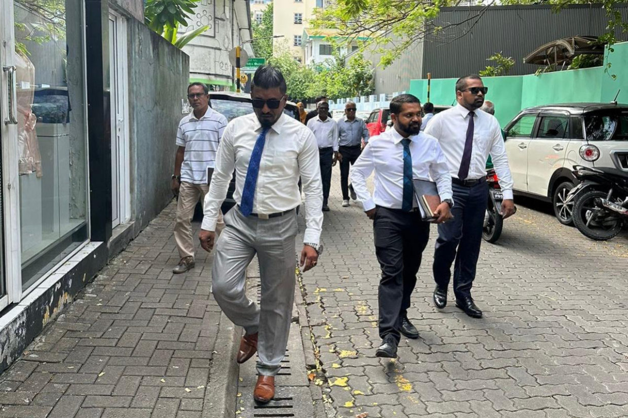 large_173753353424Br4u